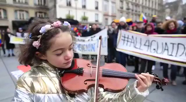 Venezuelans in Paris took to the streets to support Juan Guaidó as interim president of Venezuela, Video: Cristóbal Ochoa