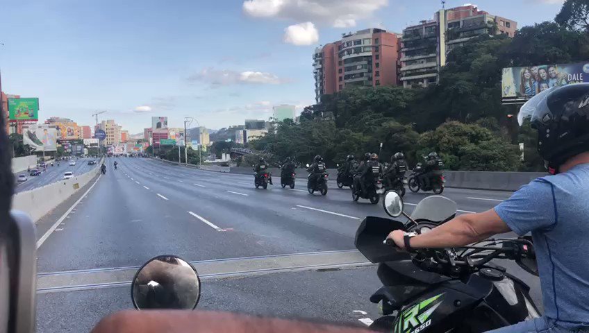 Funcionarios de la GN se acercan a manifestantes que participaron en la convocatoria en apoyo al presidente (e) @jguaido en la autopista Francisco Fajardo Caracas a la altura de Las Mercedes.