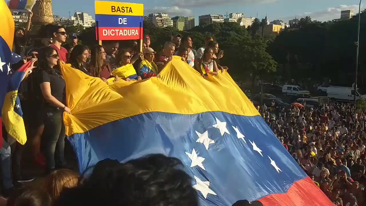 The Venezuelan Anthem resounds in Argentina. Venezuelans in Buenos Aires in protest against  Maduro 