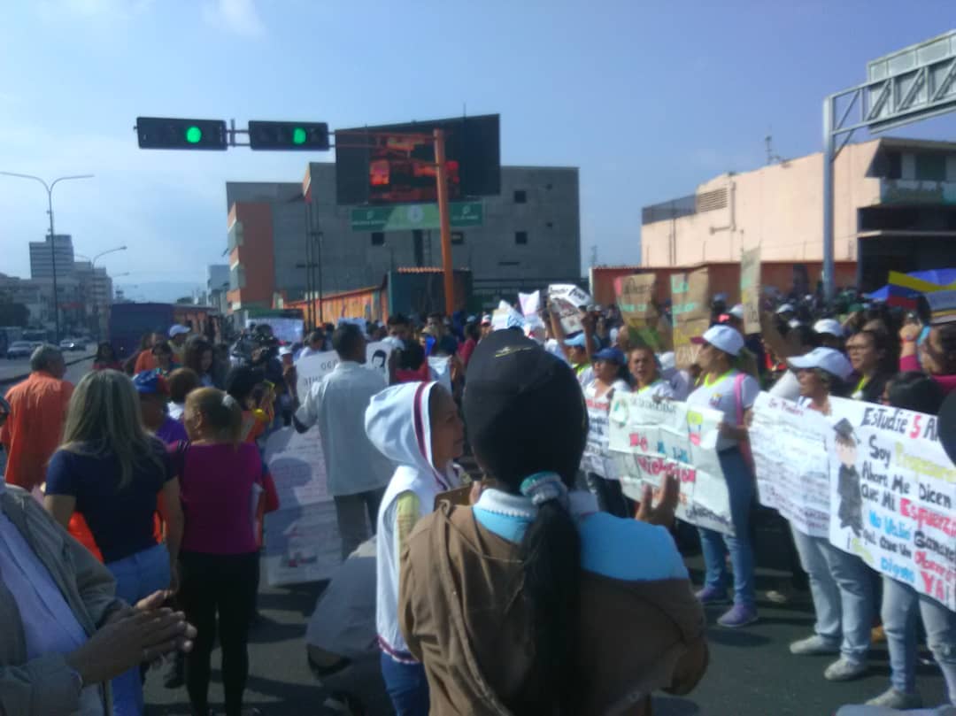 Barquisimeto: Teachers demonstrate in Vargas Avenue demanding fair salary and respect collective contract. Photo courtesy @dariomanuel