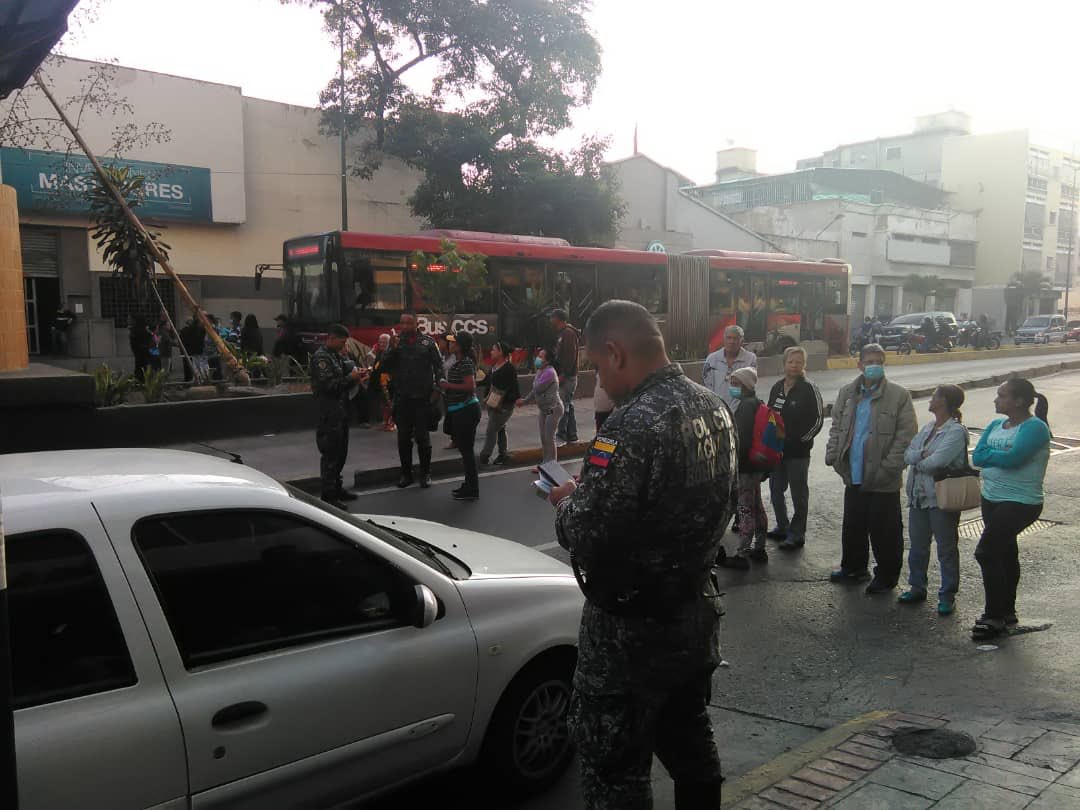 Así está la Av. Nueva Granada, pacientes de diálisis trancan el tráfico exigiendo agua para poder hacerse el tratamiento.  