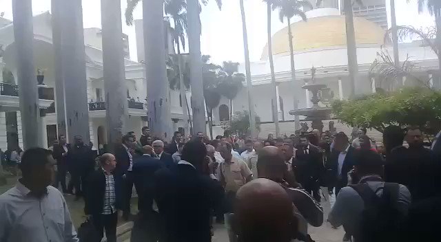 Constituents arrive at the facilities of the Federal Legislative Palace where the ordinary session of the National Assembly is being held (@AsambleaVE)