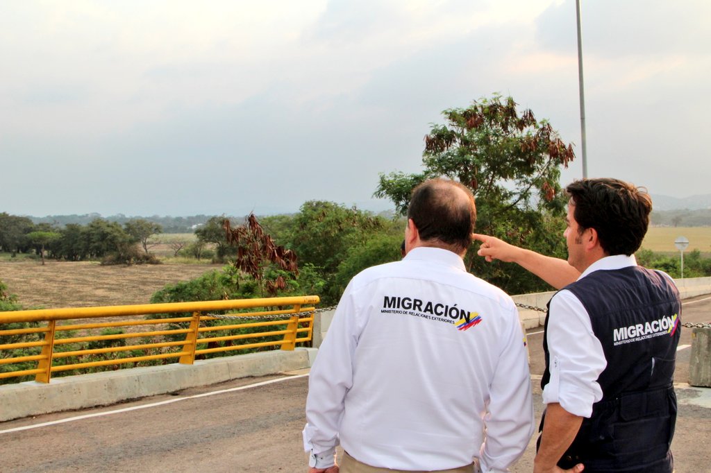 Director of @MigracionCol arrived to Norte de Santander to review the current status of the border crossings with Venezuela. We continue working to find a solution to the crisis in our sister country - Christian Krüger