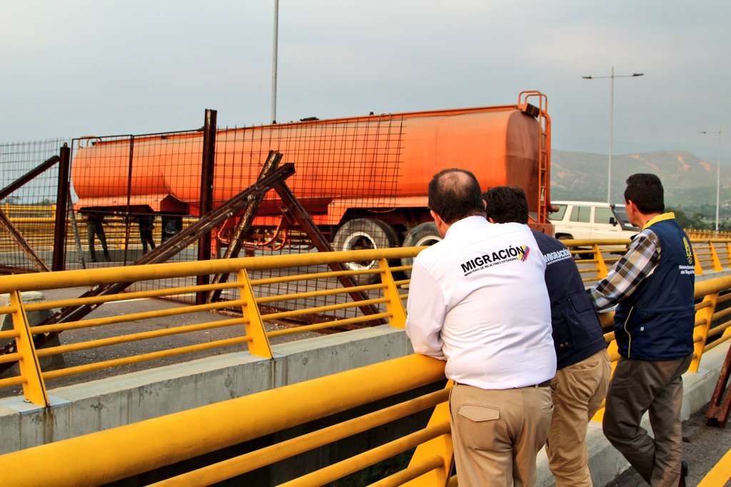 Director of @MigracionCol arrived to Norte de Santander to review the current status of the border crossings with Venezuela. We continue working to find a solution to the crisis in our sister country - Christian Krüger