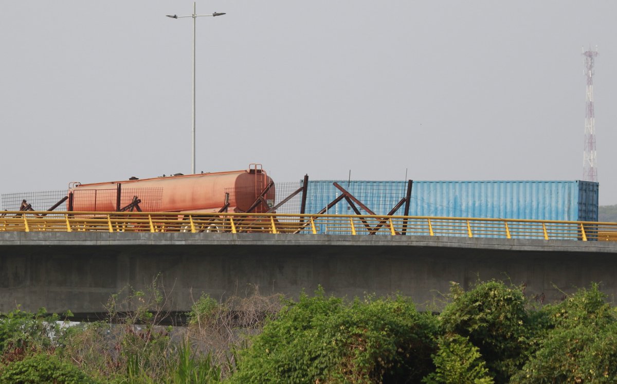 Venezuela maintains the blockade of two lanes on the Tienditas bridge