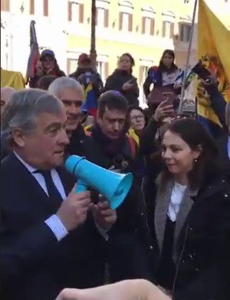 President of the European Parliament @Antonio_Tajani accompanies Venezuelan protest in Rome: It is a pain and a shame that the Italian Government is with Maduro. Lack of courage within the Italian government, we must defend democracy in Venezuela.