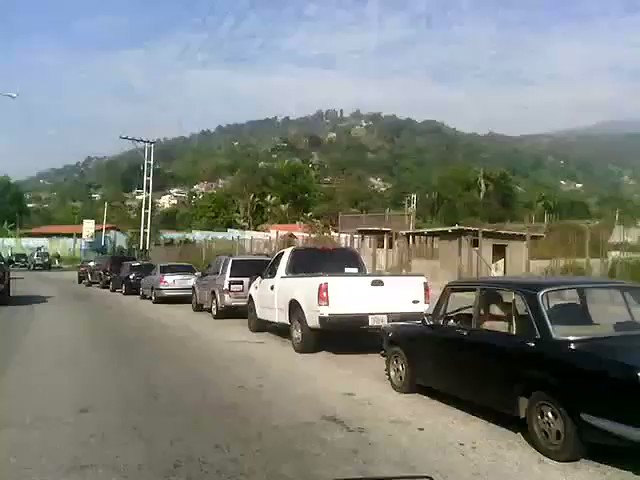 Merida: Long queues to get gasoline in Av. Los Próceres