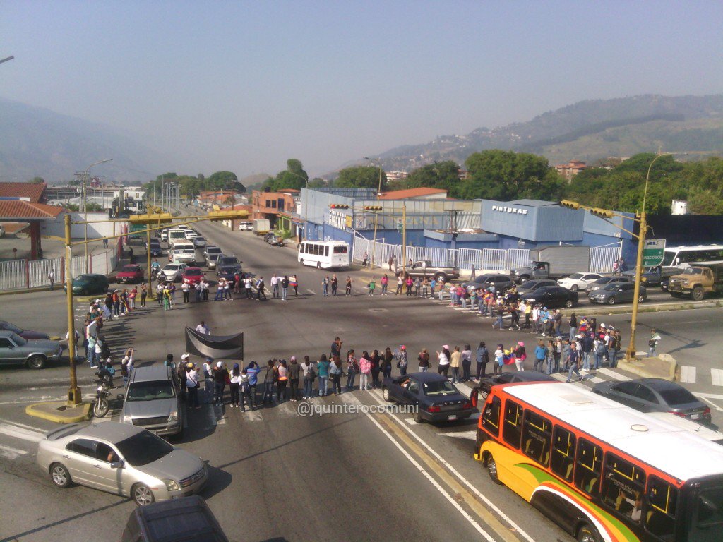 Mérida: teachers in Merida blocked a intersection at Pie del Llano 