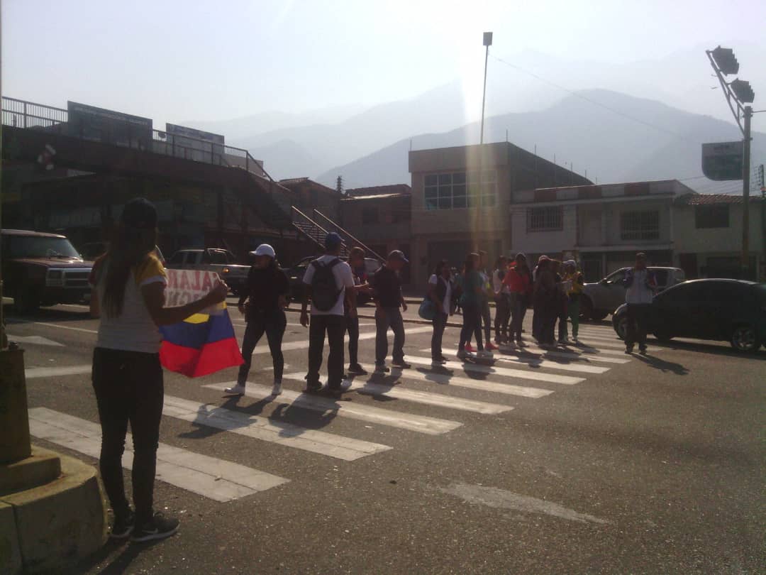 Mérida: teachers in Merida blocked a intersection at Pie del Llano 