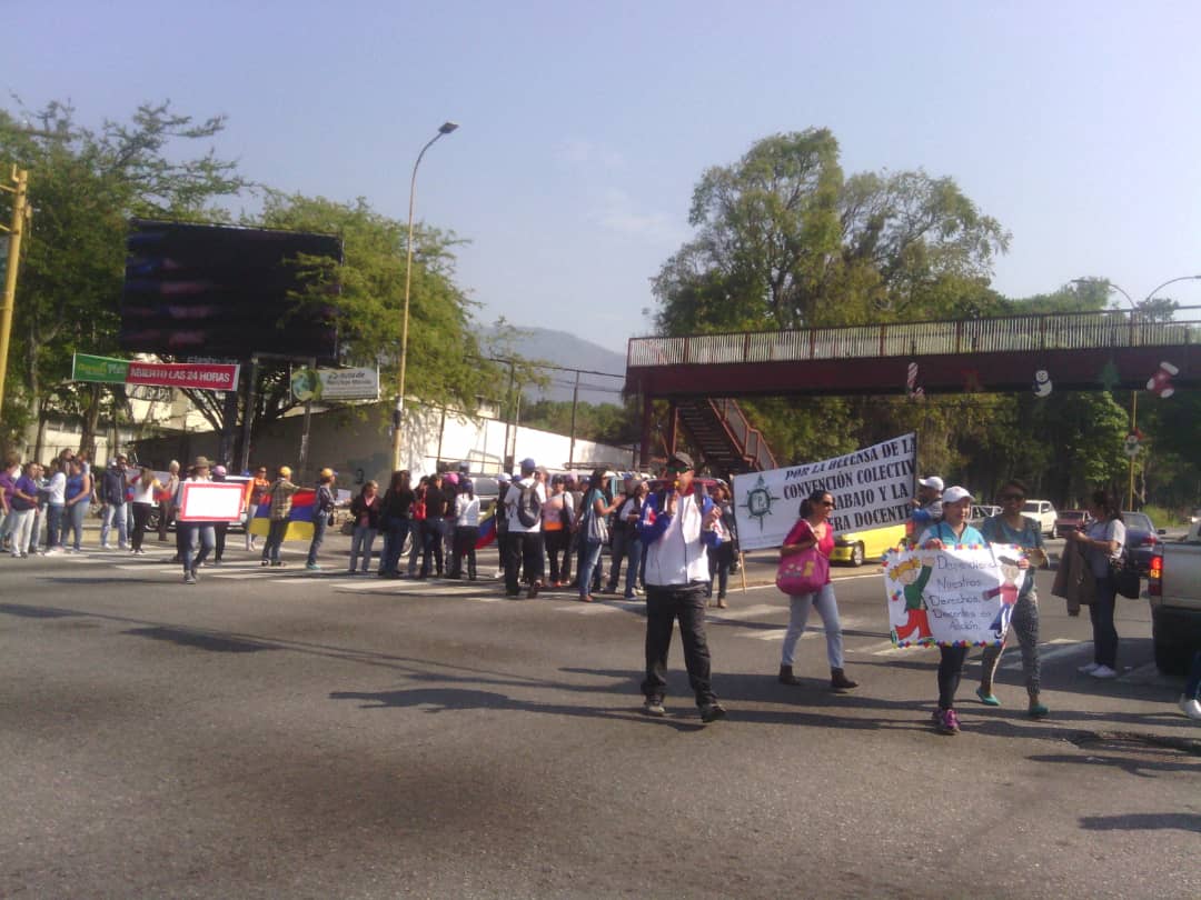 Mérida: teachers in Merida blocked a intersection at Pie del Llano 