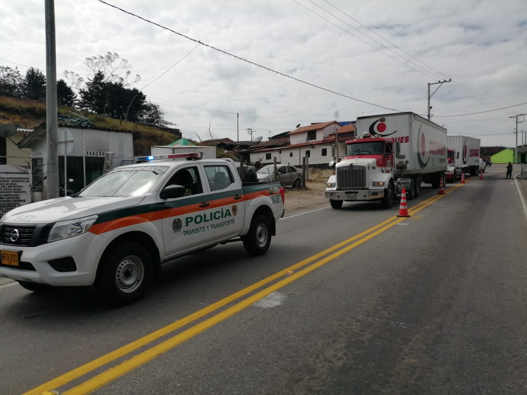 Humanitarian aid comes to Norte de Santander. Police of @PoliciaNteSder escort caravan. In the next hours they will arrive to Cucuta