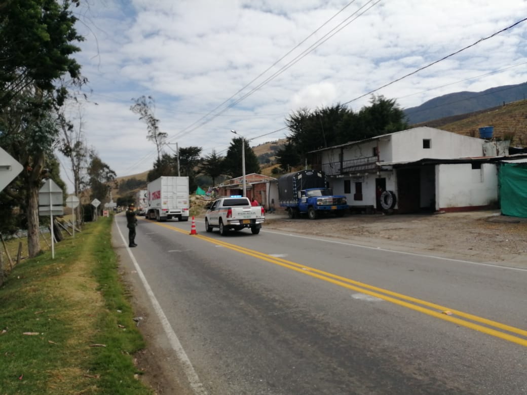 Humanitarian aid comes to Norte de Santander. Police of @PoliciaNteSder escort caravan. In the next hours they will arrive to Cucuta