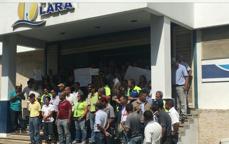 Lara state hydrological workers demanded payments owed to them by the company from last year. They denounced that Hidrolara is in a critical situation.