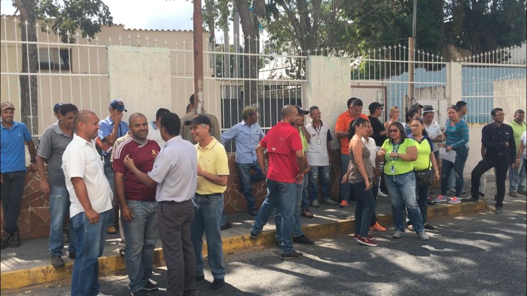 Lara state hydrological workers demanded payments owed to them by the company from last year. They denounced that Hidrolara is in a critical situation.