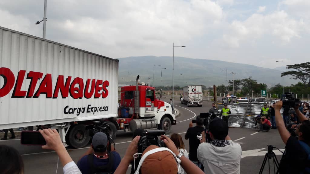 At this moment 9 trucks with humanitarian aid to Venezuela arrive at the collection center in Cúcuta.