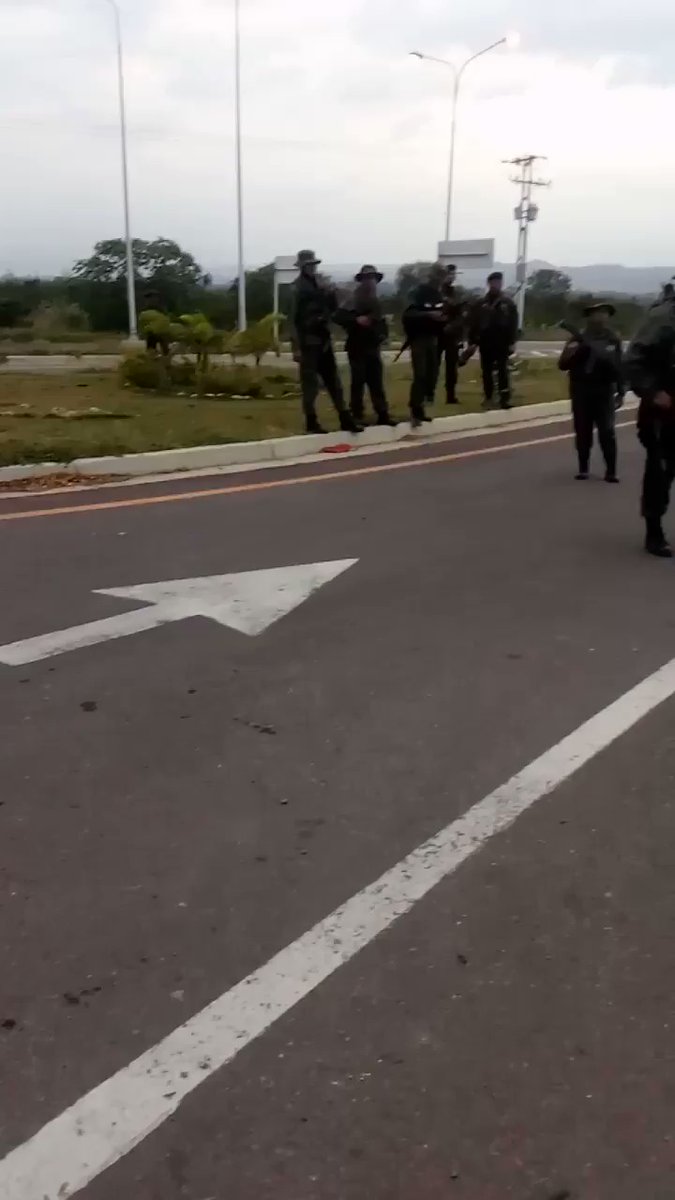 Video shows Venezuelan side of the international bridge of Tienditas in San Antonio del Tachira (currently blockaded by the army) shows dozens of armed Venezuelan troops and behind them military vehicles standing guard near the bridge entrance    