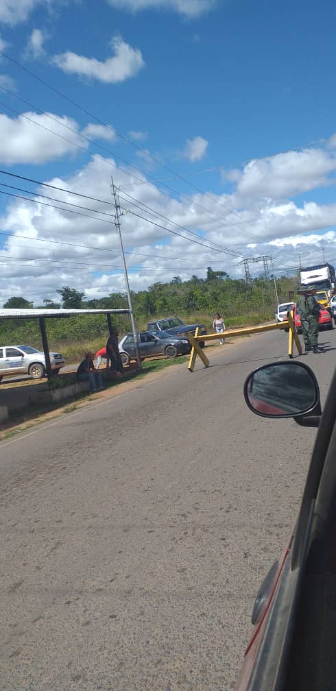 Reinforcement of military presence on the border with Brazil. In front of the airport on the road from Sta Elena de Uairen to Brazil. Limit traffic and perform detailed checks on vehicles, seeking humanitarian aid