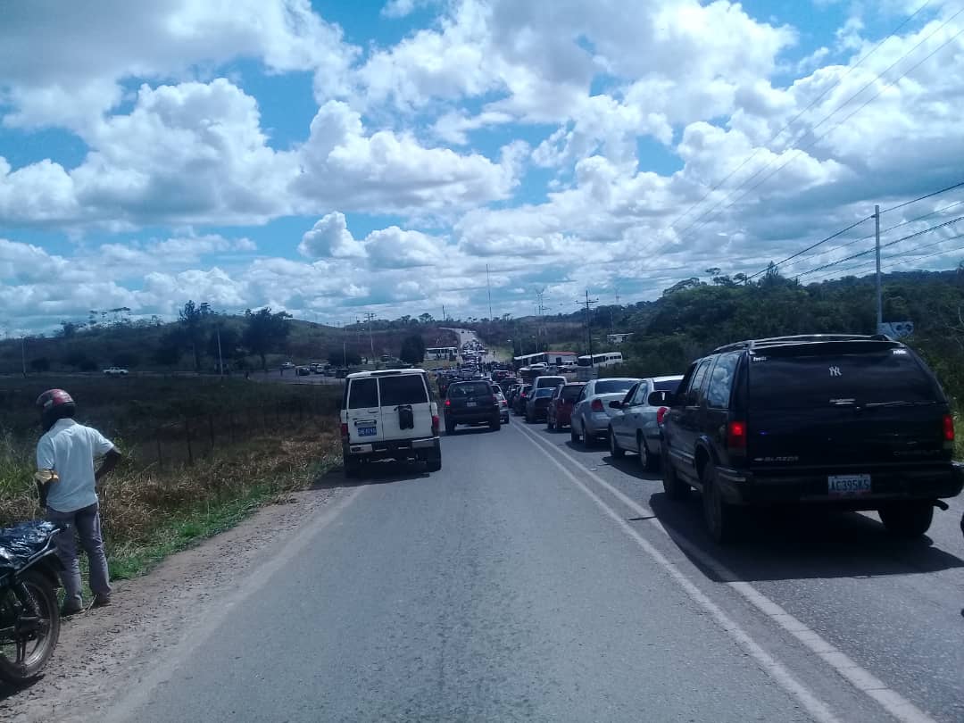 Reinforcement of military presence on the border with Brazil. In front of the airport on the road from Sta Elena de Uairen to Brazil. Limit traffic and perform detailed checks on vehicles, seeking humanitarian aid