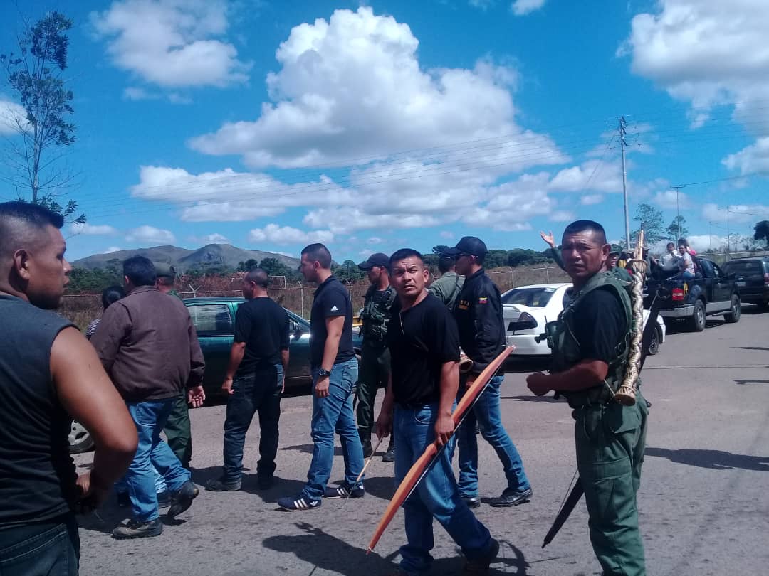 Reinforcement of military presence on the border with Brazil. In front of the airport on the road from Sta Elena de Uairen to Brazil. Limit traffic and perform detailed checks on vehicles, seeking humanitarian aid