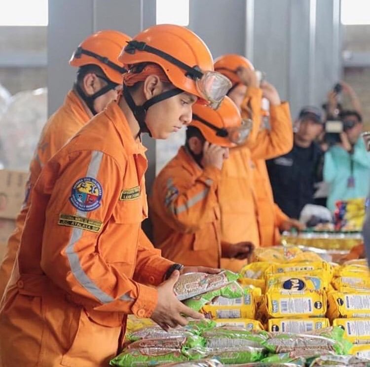 Sorting of Humanitarian aid in the collection center in Cucuta