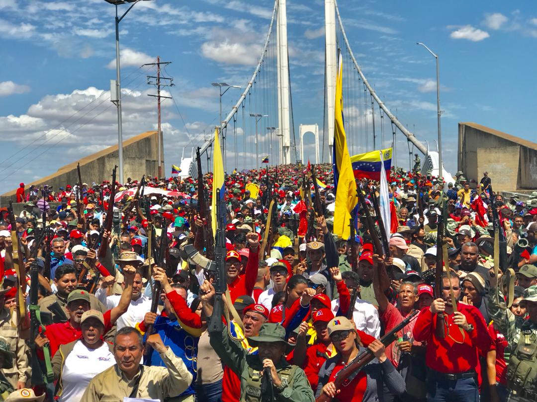 Photo: pro-Maduro militia together with soldiers at Angostura bridge in Bolivar state