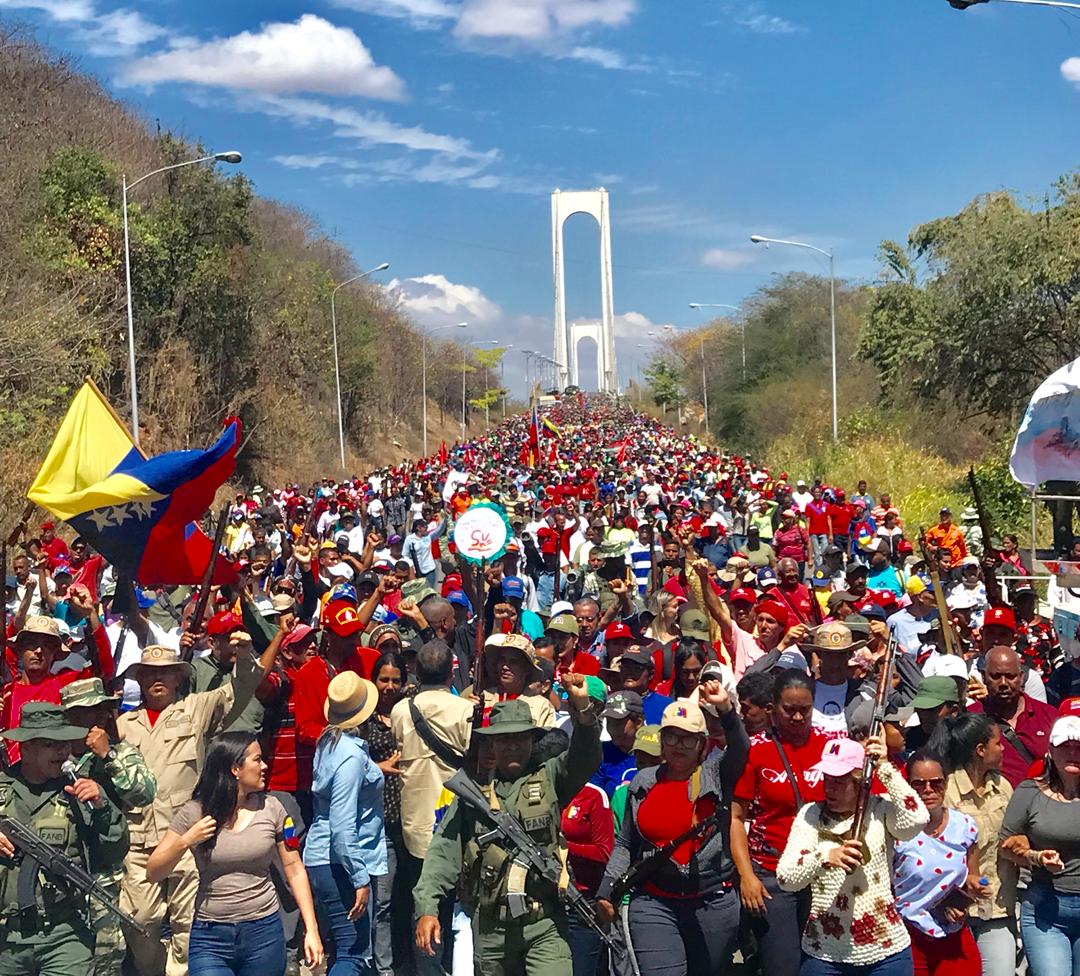 Photo: pro-Maduro militia together with soldiers at Angostura bridge in Bolivar state