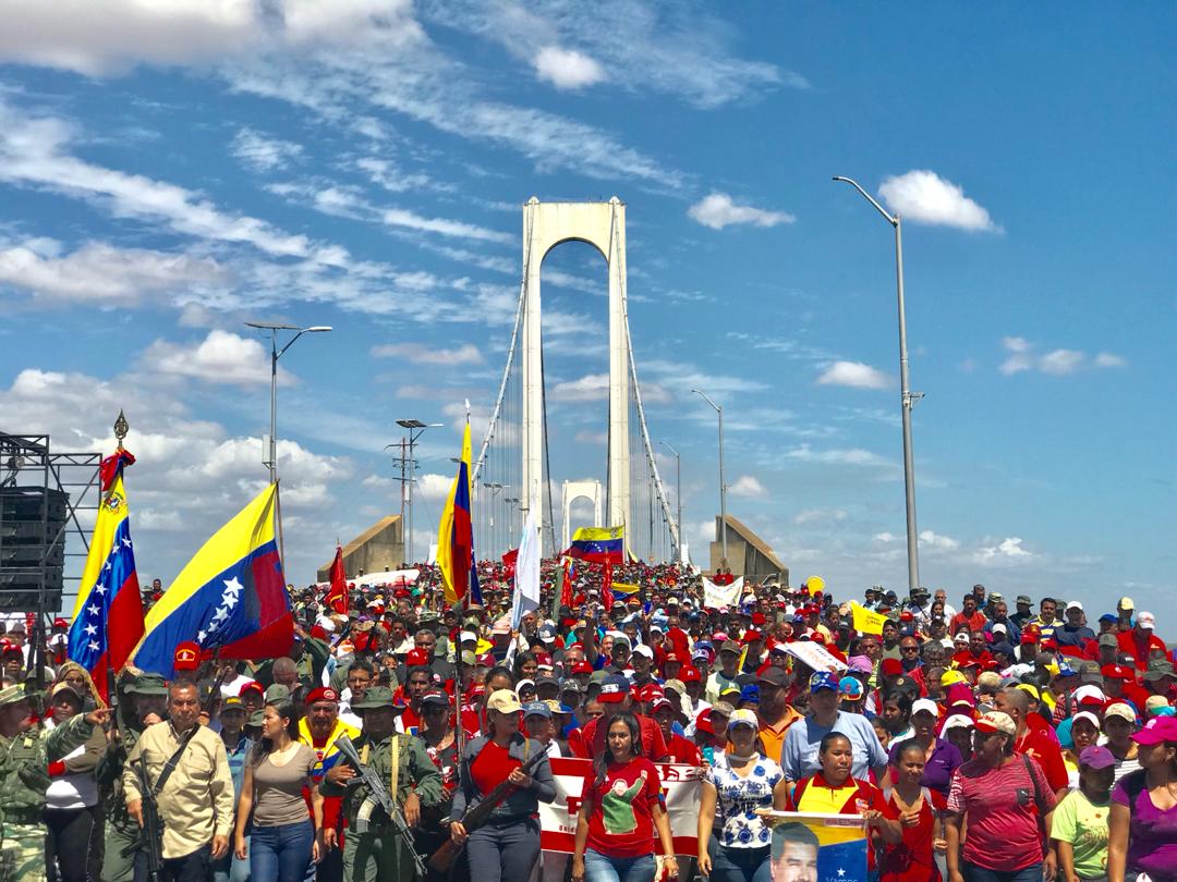 Photo: pro-Maduro militia together with soldiers at Angostura bridge in Bolivar state