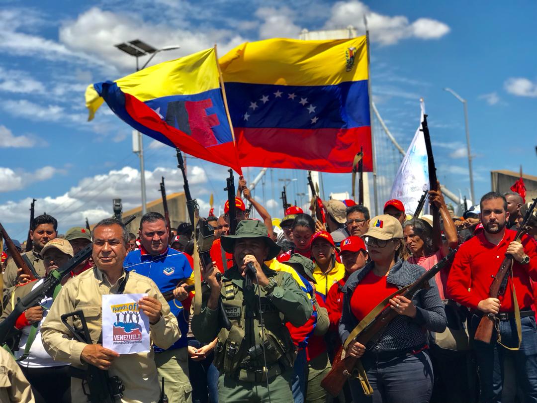 Photo: pro-Maduro militia together with soldiers at Angostura bridge in Bolivar state