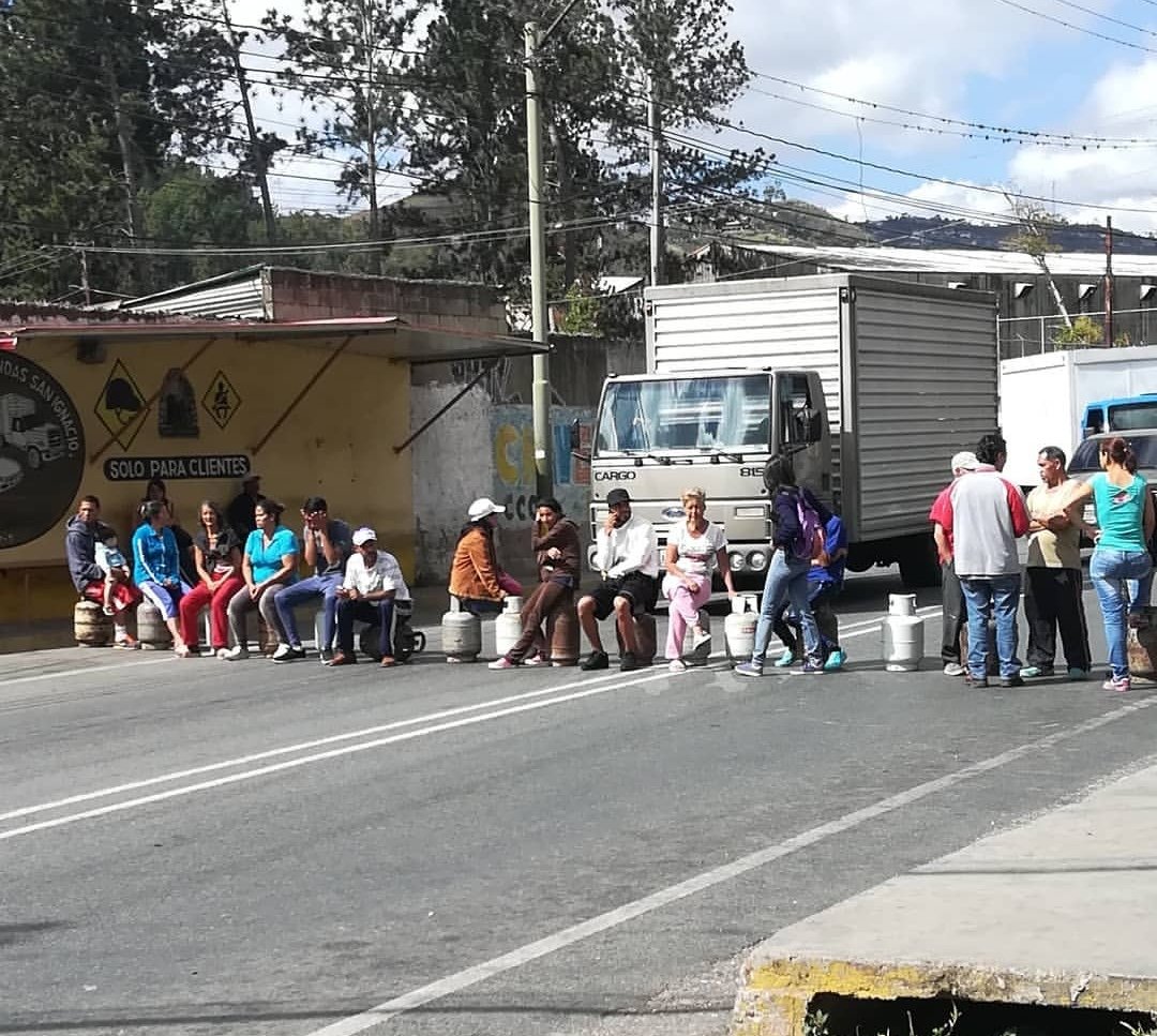 Neighbors of the sector Aquiles Nazoa of the city of Los Teques protest for lack of gas, denounce that they have more than one waiting to buy a bottle