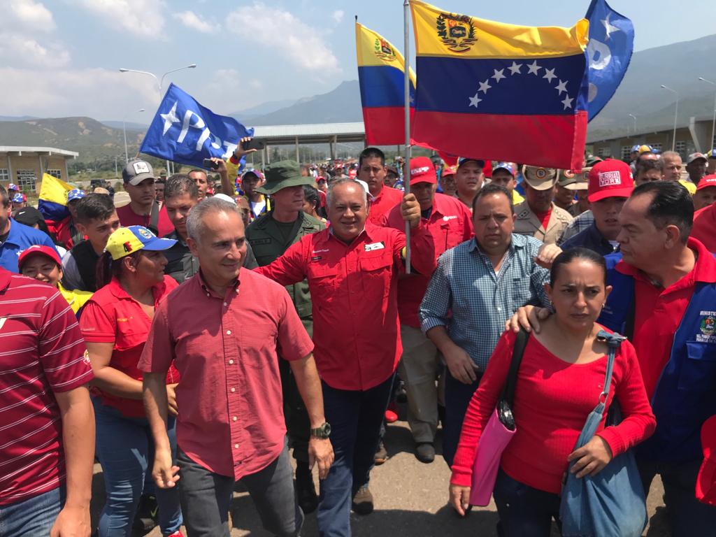 Venezolanos marchan en la frontera con Colombia para repudiar las amenazas de Trump contra Venezuela