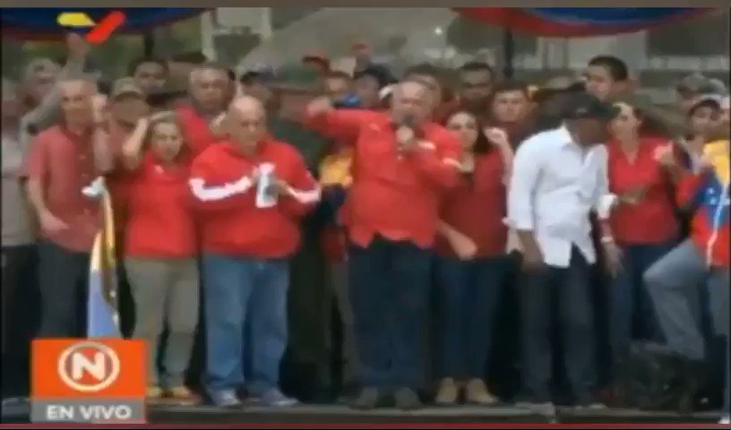 Tachira Diosdado Cabello, desde San Antonio, ordena a la milicia bolivariana y al PSUV estar movilizados en la frontera con Colombia. Rodilla en tierra, fusil al hombro, sentencia desde la tarima 