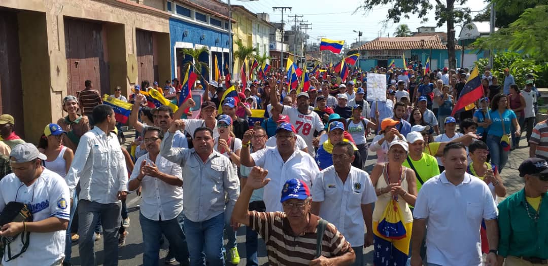 Guacara overflowed in its streets to commemorate Youth Day and overwhelmingly support Humanitarian Aid to @jguaido and all the deputies of the @AsambleaVE 
