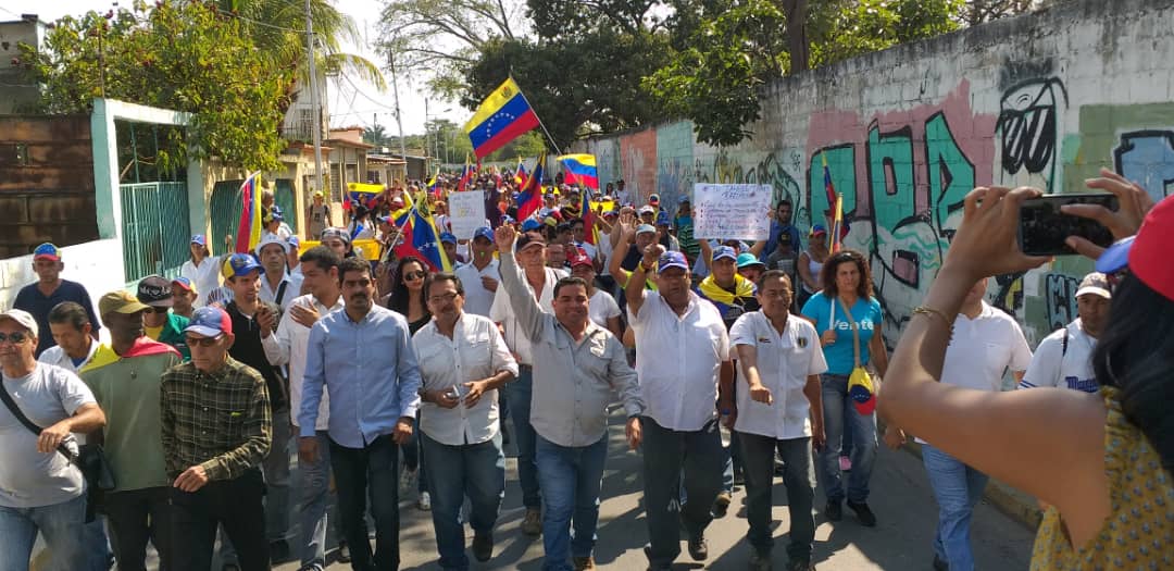 Guacara overflowed in its streets to commemorate Youth Day and overwhelmingly support Humanitarian Aid to @jguaido and all the deputies of the @AsambleaVE 