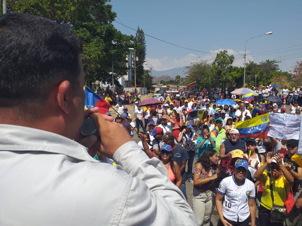 Guacara overflowed in its streets to commemorate Youth Day and overwhelmingly support Humanitarian Aid to @jguaido and all the deputies of the @AsambleaVE 