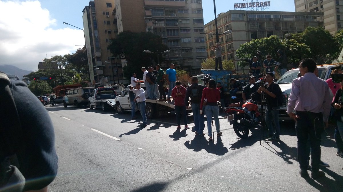 Transport guilds begin to concentrate in the Altamira plaza. They could not reach the Ministry of Transportation because pro-Maduro ministry blocked the avenue Fco. De Miranda. 