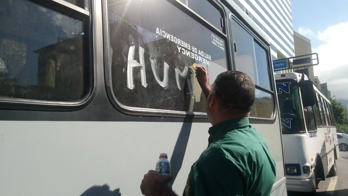 Transport guilds begin to concentrate in the Altamira plaza. They could not reach the Ministry of Transportation because pro-Maduro ministry blocked the avenue Fco. De Miranda. 