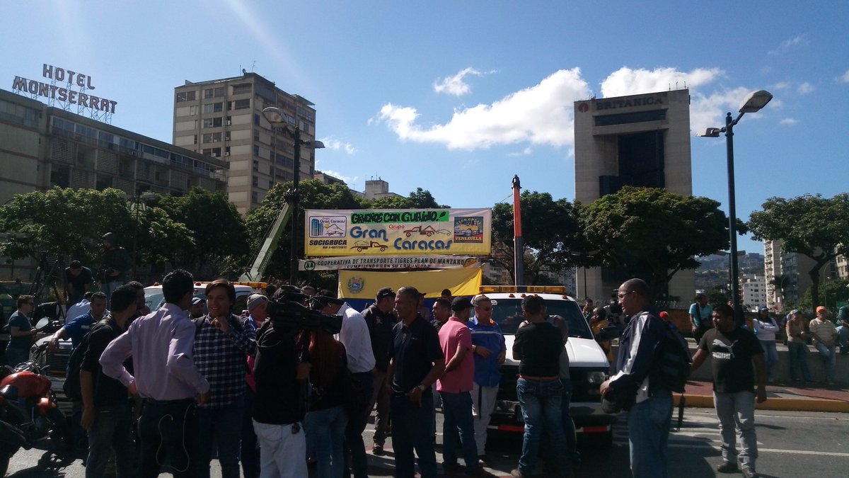 Transport guilds begin to concentrate in the Altamira plaza. They could not reach the Ministry of Transportation because pro-Maduro ministry blocked the avenue Fco. De Miranda. 