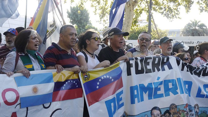 With the slogan Yankees go home, get your hands out of Venezuela, demonstrators gathered in front of the US embassy in Buenos Aires