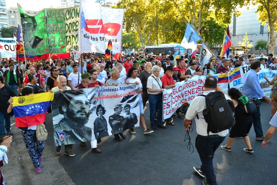 With the slogan Yankees go home, get your hands out of Venezuela, demonstrators gathered in front of the US embassy in Buenos Aires