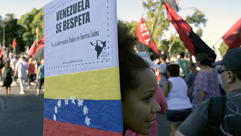 With the slogan Yankees go home, get your hands out of Venezuela, demonstrators gathered in front of the US embassy in Buenos Aires