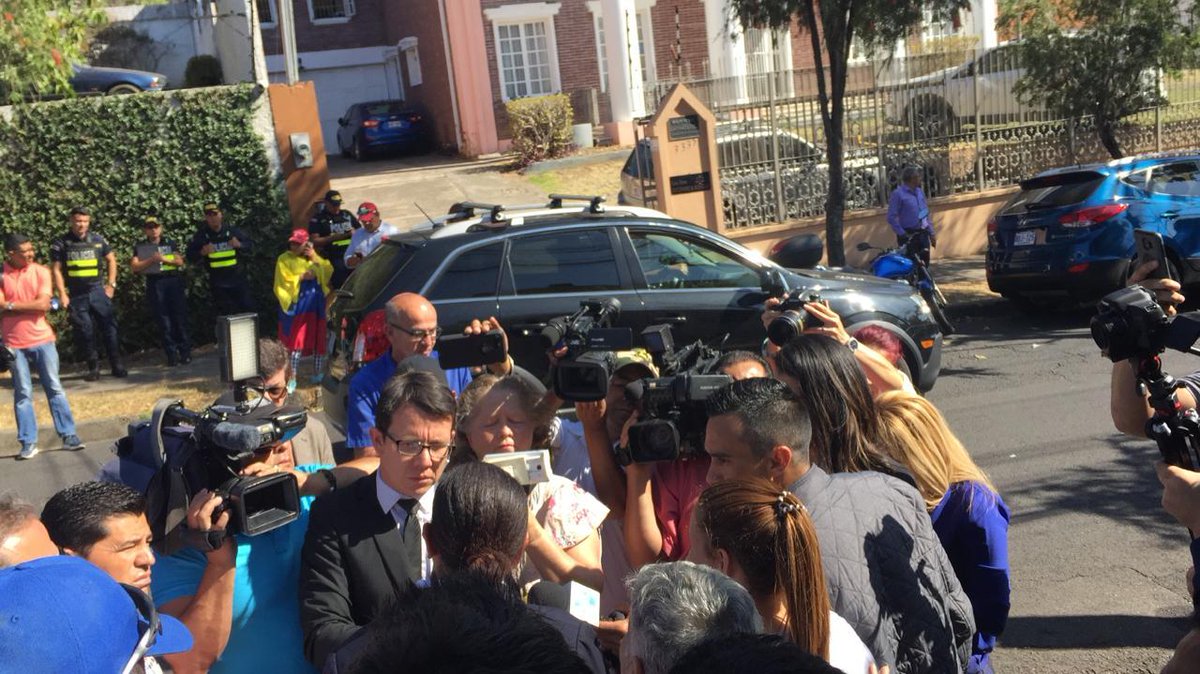 In Costa Rica, supporters of the Maduro government arrived at the embassy to prevent the new diplomatic representative from taking a position