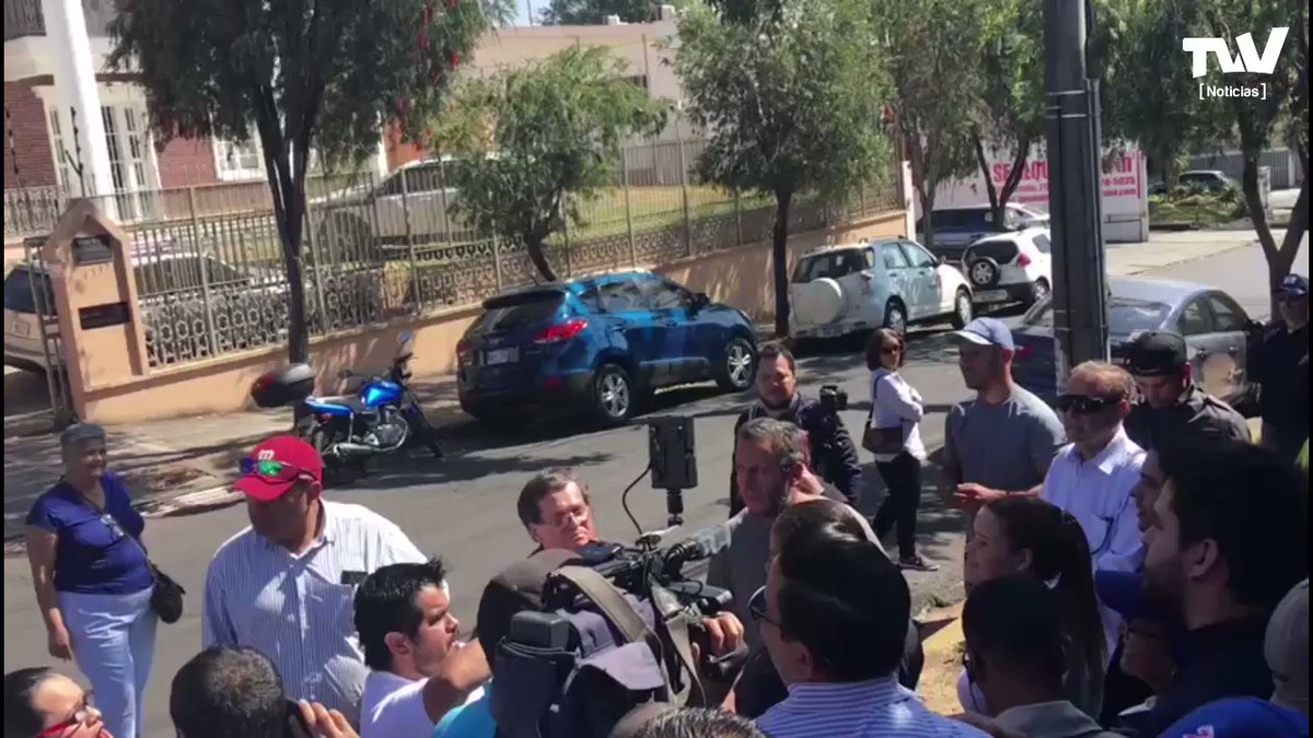 Costa Rica: This is the situation outside the Venezuelan embassy in Costa Rica where pro-Maduro protesters arrived when the new ambassador took over the facilities.