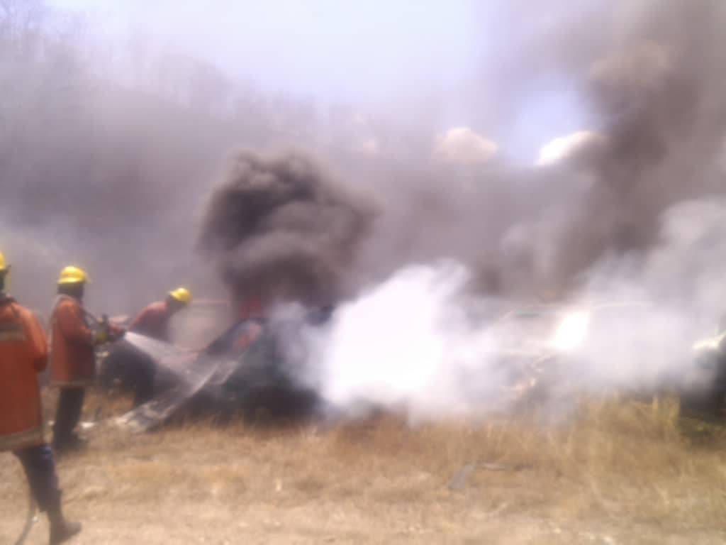 A forest fire that started in the vicinity of the UUP Carúpano, spread to a private parking lot in which more than 30 vehicles caught fire. Firemen work to stop the flames 