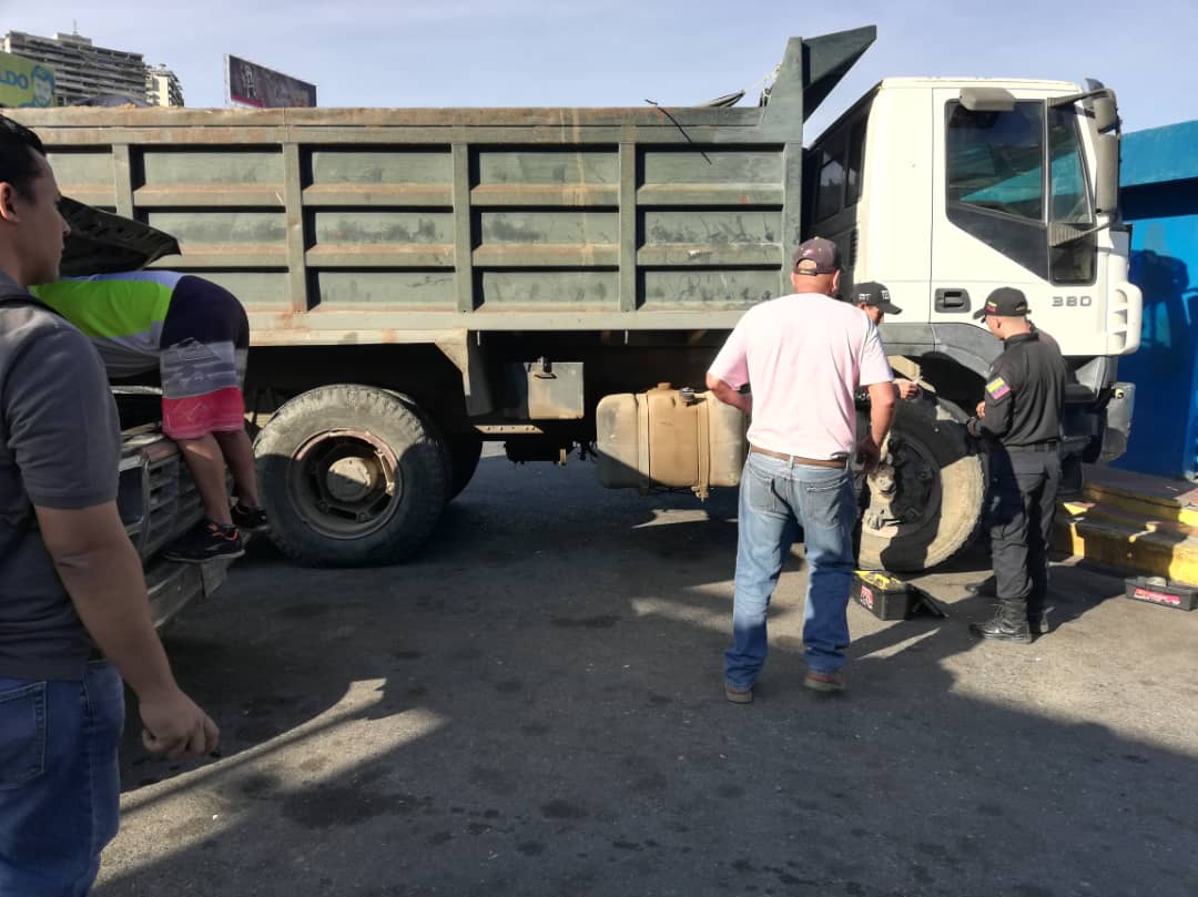 National Police put truck in El Rosal where @jguaido will give statements to the media before leaving for Cucuta