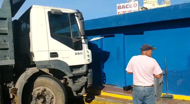 Caracas: National Police(PNB) put three sand trucks and a pick-up in EL Rosal to block the road for caravan of @jguaido to went to border at Cucuta
