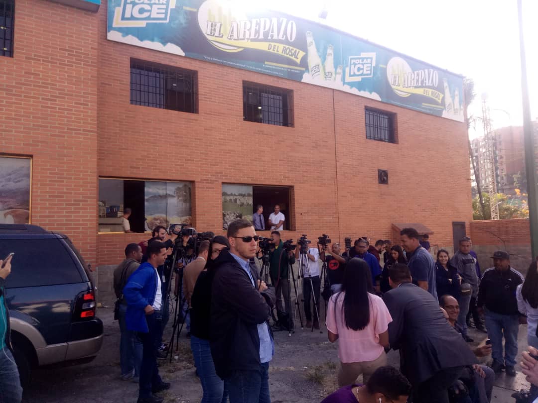 Police pushing media out of the place in El Rosal