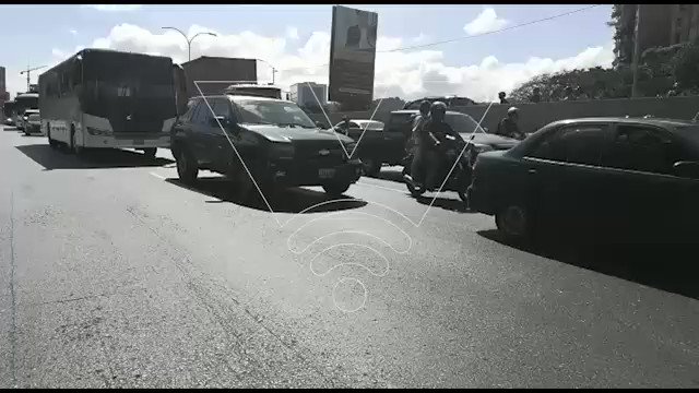 Luego de que pasaran tres autobuses con voluntarios y diputados, PNB obstaculizó el paso en la autopista kilómetros antes de El Rosal  