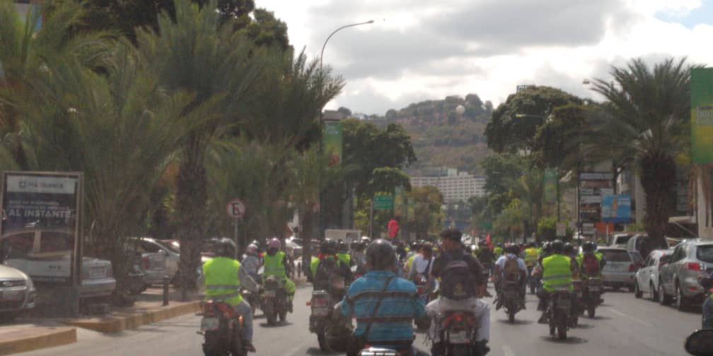 Pro-Maduro motorcycled crowd has appeared at Paseo Las Mercedes