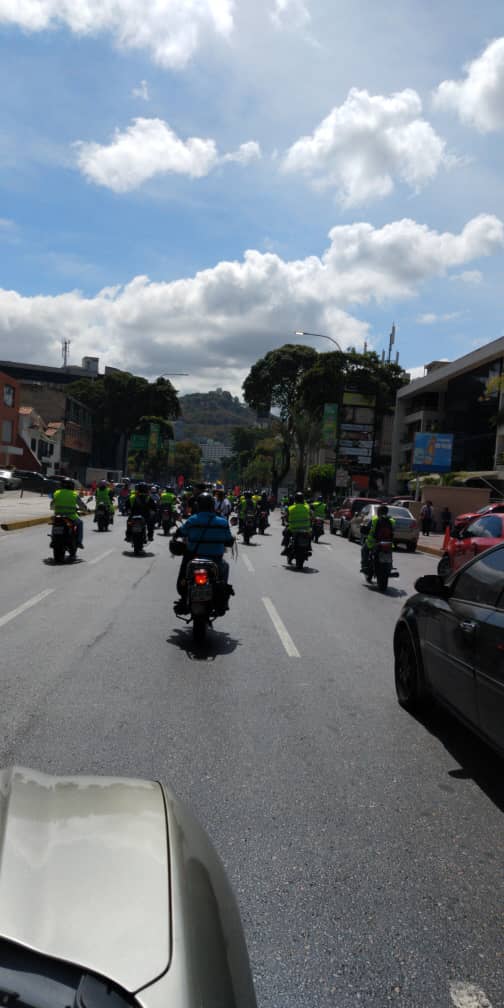 Pro-Maduro motorcycled crowd has appeared at Paseo Las Mercedes
