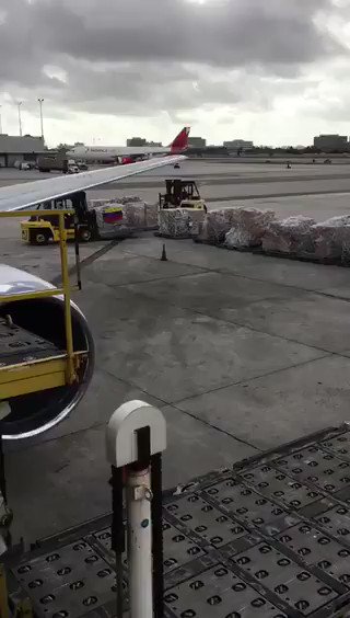Loading of the plane with humanitarian aid for Venezuela in Miami to be delivered via Curaçao.